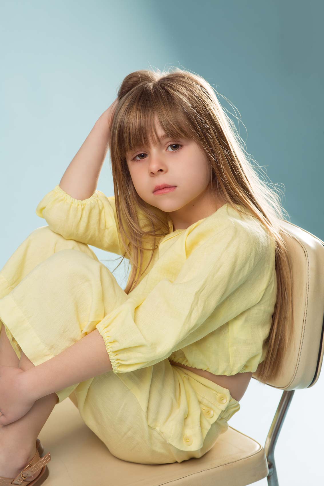 niño modelo infantil posando de forma natural y profesional en estudio fotográfico