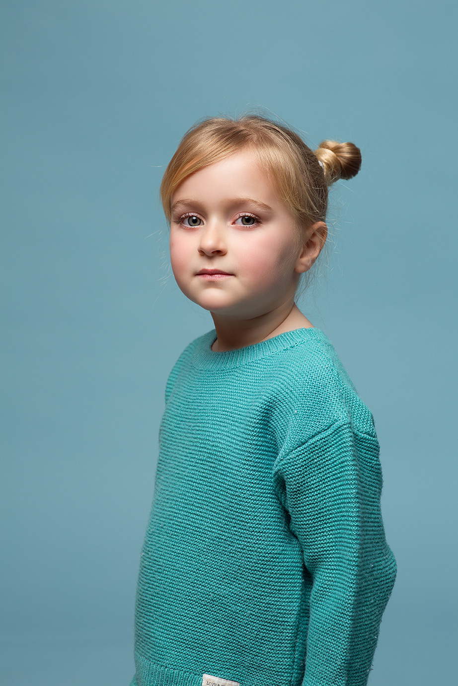 niña en su sesion de test de modelo infantil en valencia para las agencias de moda