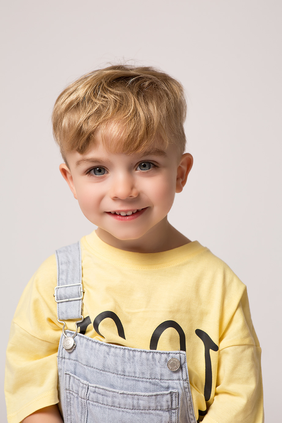 retrato de niño sonriente en su sesion de test de modelo infantil en valencia para las agencias de moda