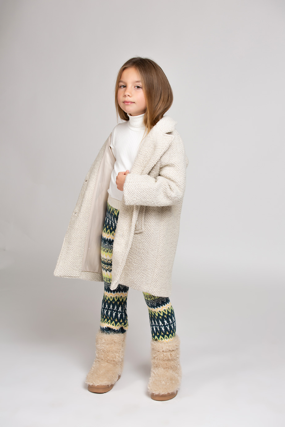niña con abrigo en su sesion de test de modelo infantil en valencia para las agencias de moda