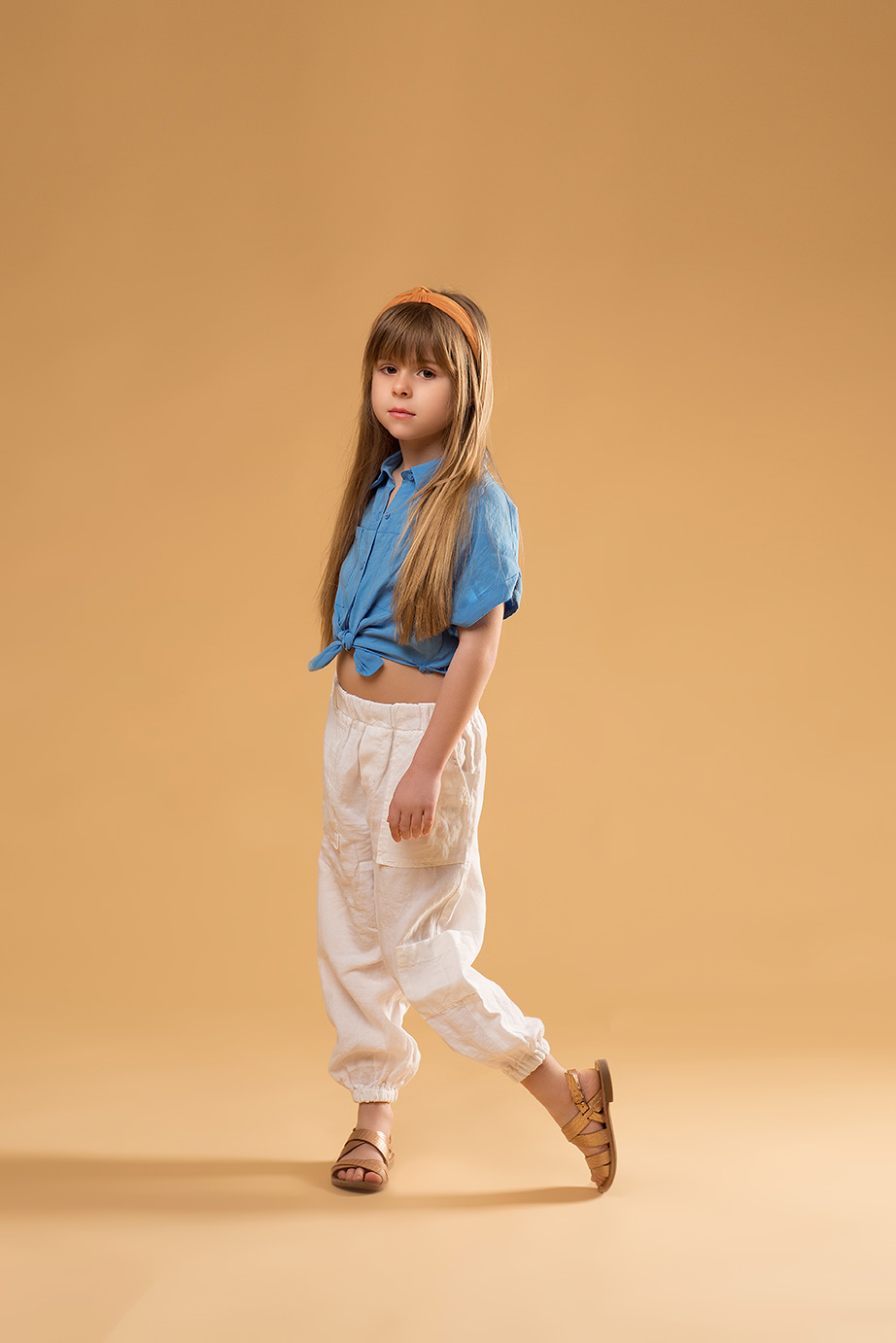 niña en su sesion de test de modelo infantil en valencia para las agencias de moda