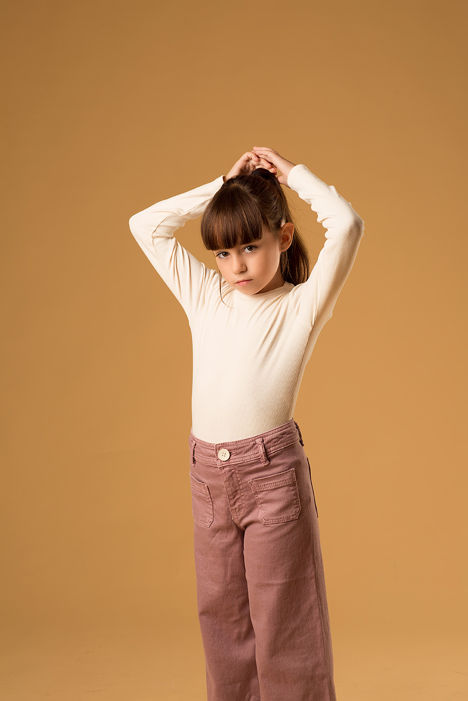 niña en su sesion de test de modelo infantil en valencia para las agencias de moda