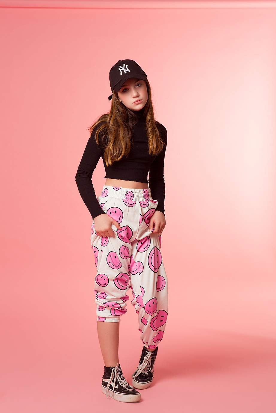 fotos de modelo de adolescente sobre fondo rosa