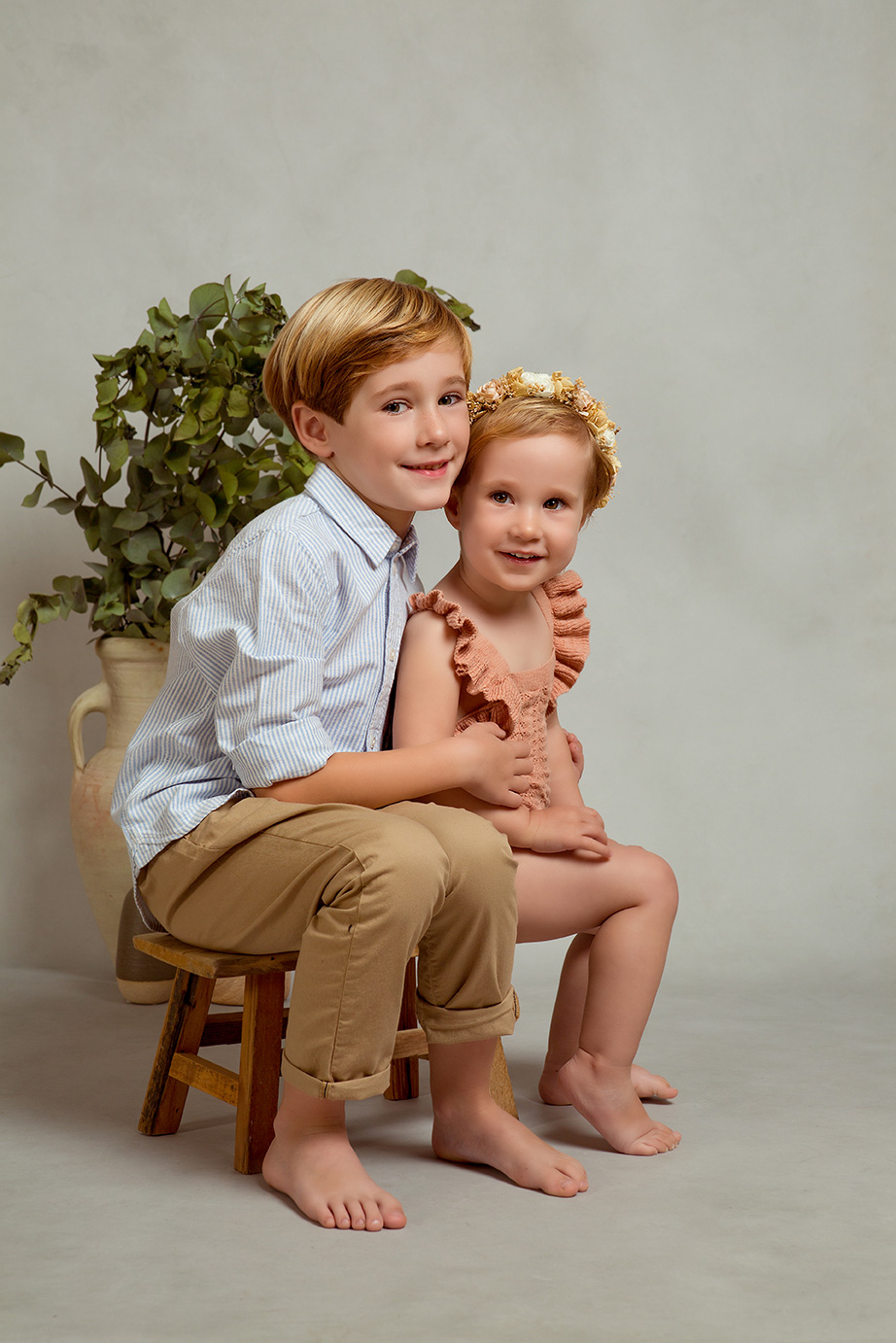 hermanitos abrazados en su sesion profesional en estudio en valencia