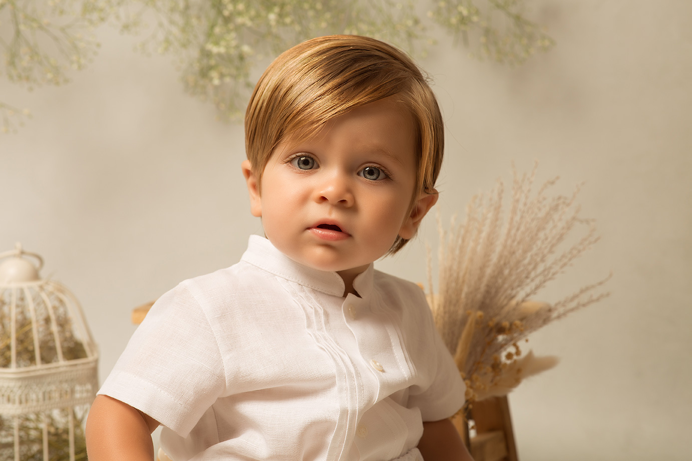retrato de niño en su sesion de fotos de familia en estudio