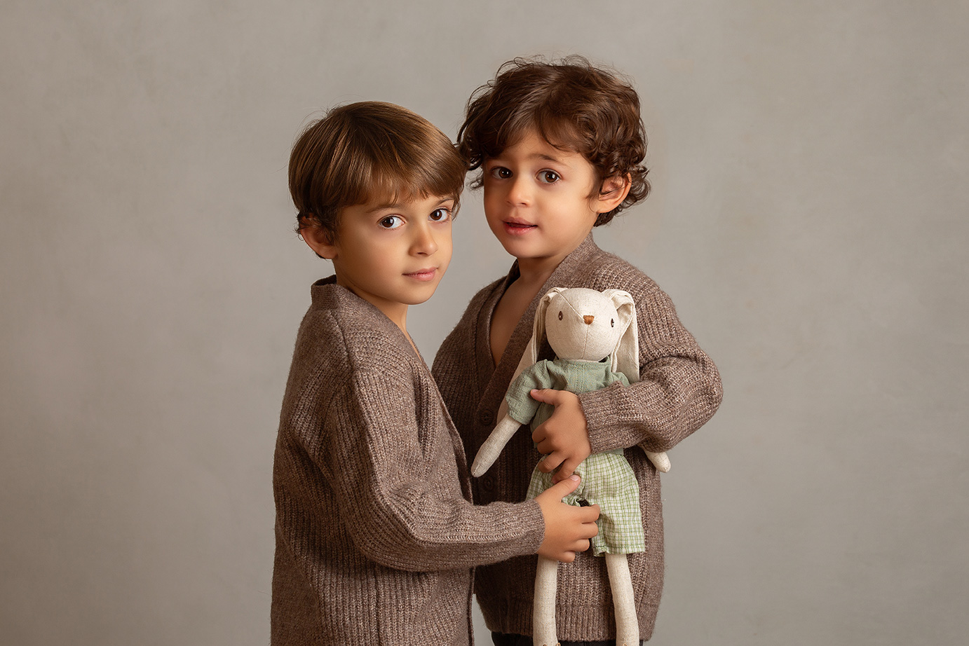 hermanitos en su sesion de estudio