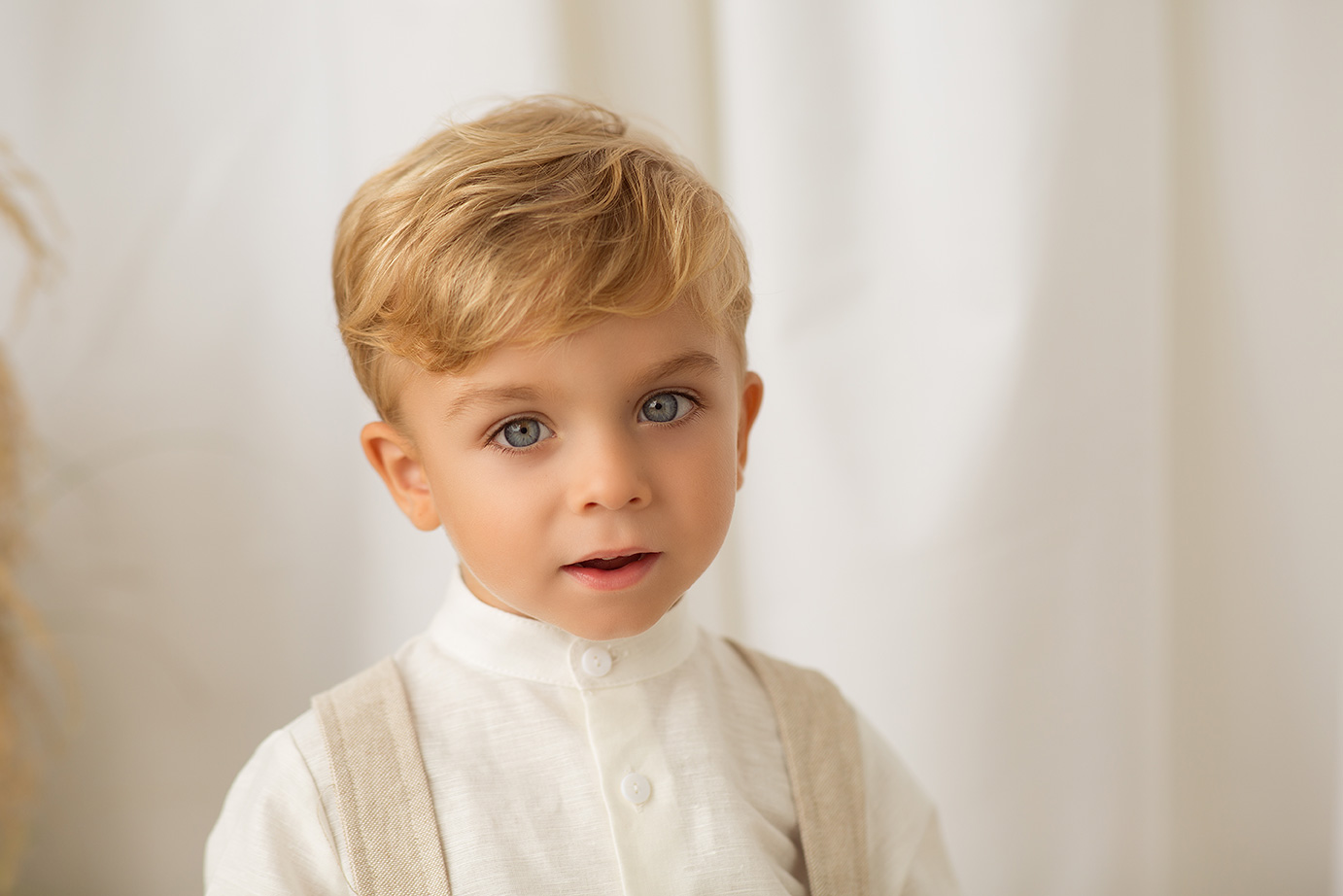 retrato de niño en su sesion de fotos de familia en estudio