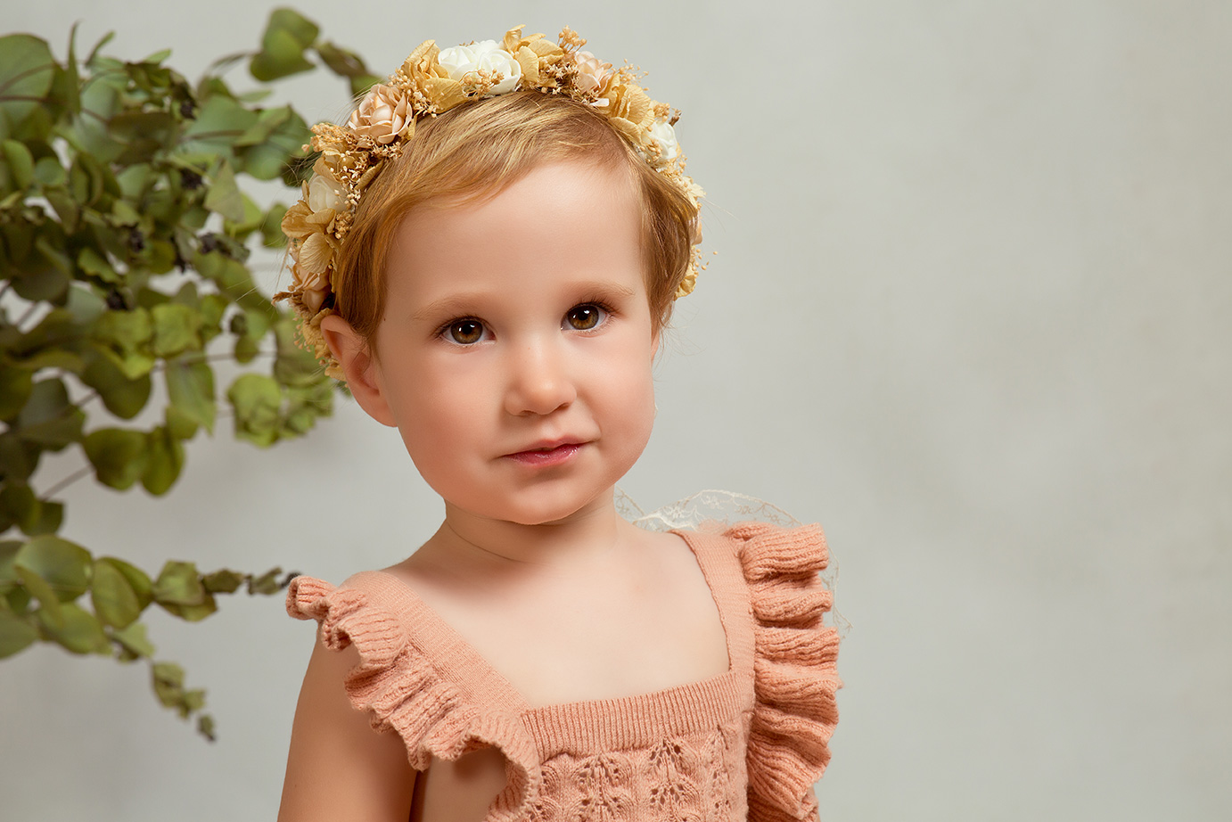 retrato de niña en su sesion de fotos de familia en estudio
