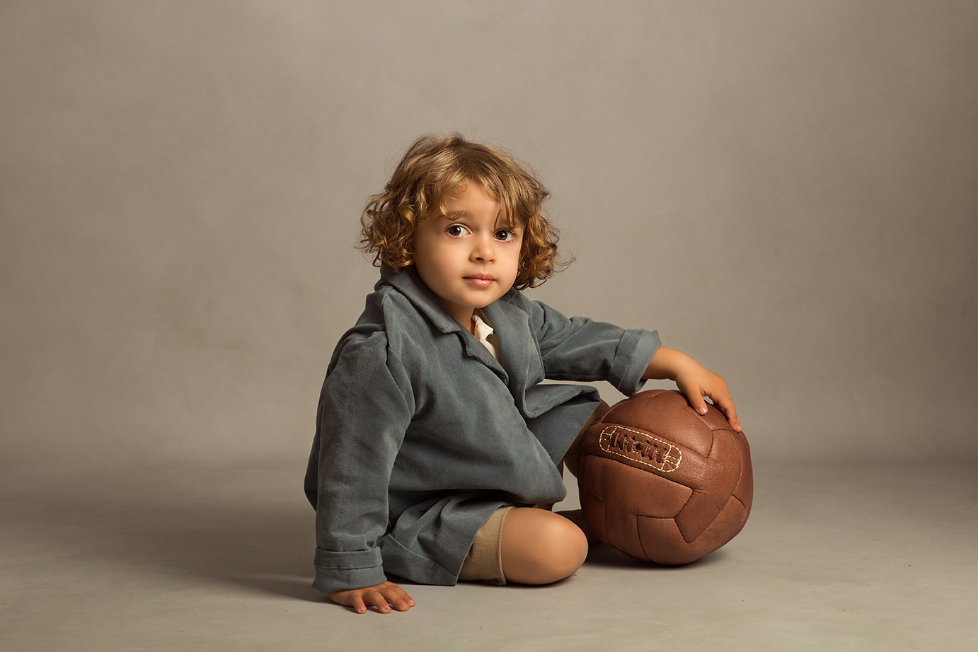 retrato de niño en su sesion de fotos de familia en estudio