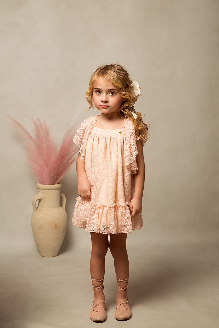 retrato de niña en su sesion de fotos de familia en estudio