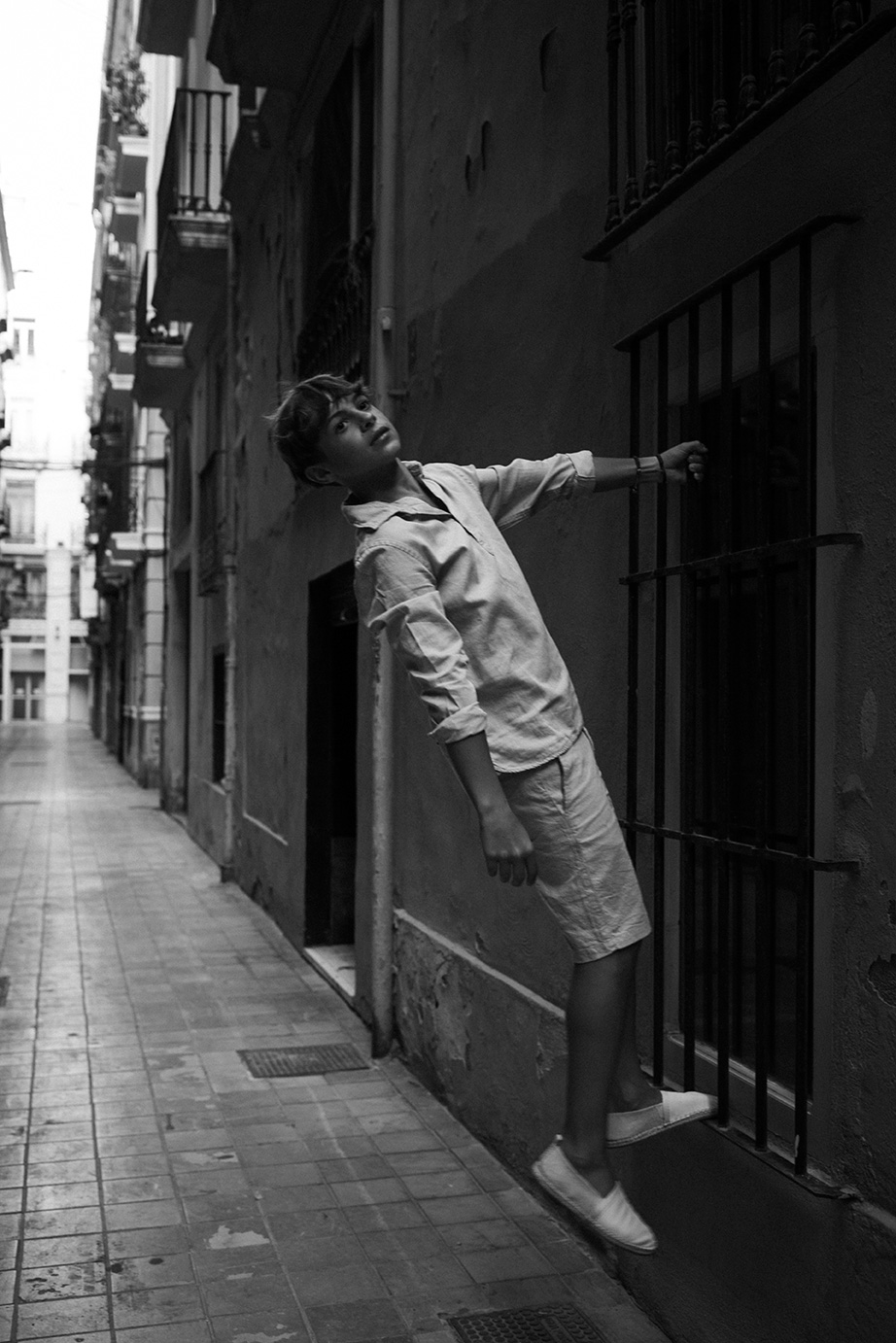 modelos-infantiles-moda-sesion-test- valencia-2025-10 niño modelo infantil posando de forma natural y profesional en calle en una foto en blanco y negro para una editorial de moda infantil