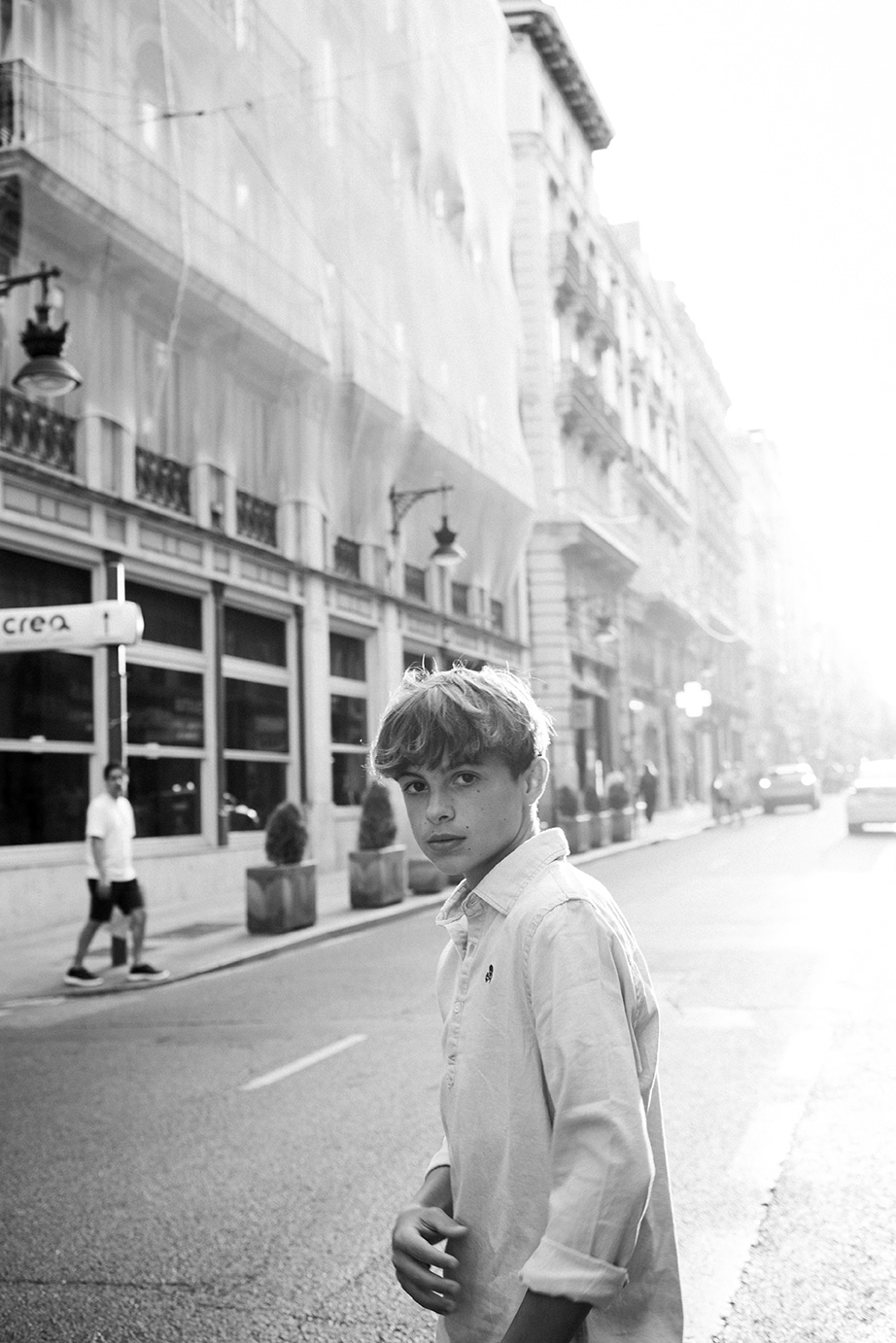 modelos-infantiles-moda-sesion-test- valencia-2025-11 niño modelo infantil posando de forma natural y profesional en calle en una foto en blanco y negro para una editorial de moda infantil