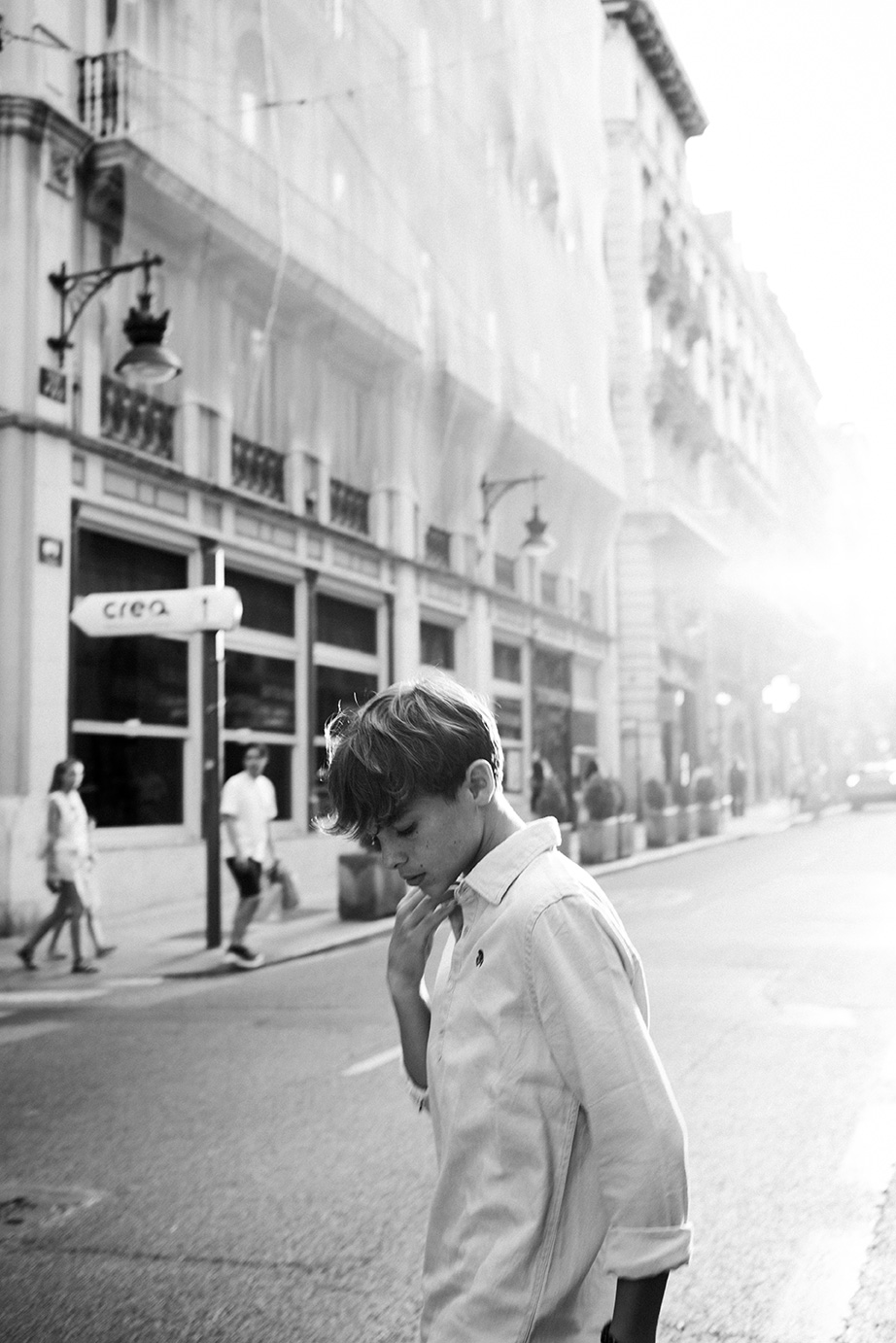 modelos-infantiles-moda-sesion-test- valencia-2025-12 niño modelo infantil posando de forma natural y profesional en calle en una foto en blanco y negro para una editorial de moda infantil