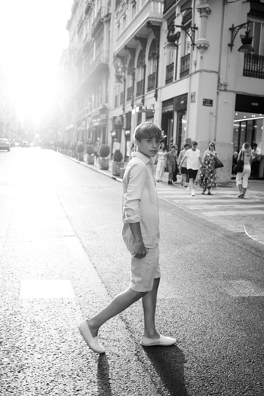 modelos-infantiles-moda-sesion-test- valencia-2025-13 niño modelo infantil posando de forma natural y profesional en calle en una foto en blanco y negro para una editorial de moda infantil