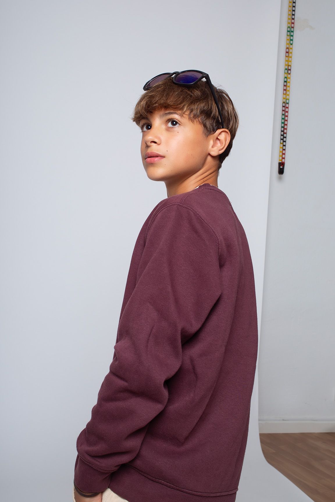 modelos-infantiles-moda-sesion-test- valencia-2025-14 niño modelo infantil posando de forma natural y profesional en estudio fotográfico