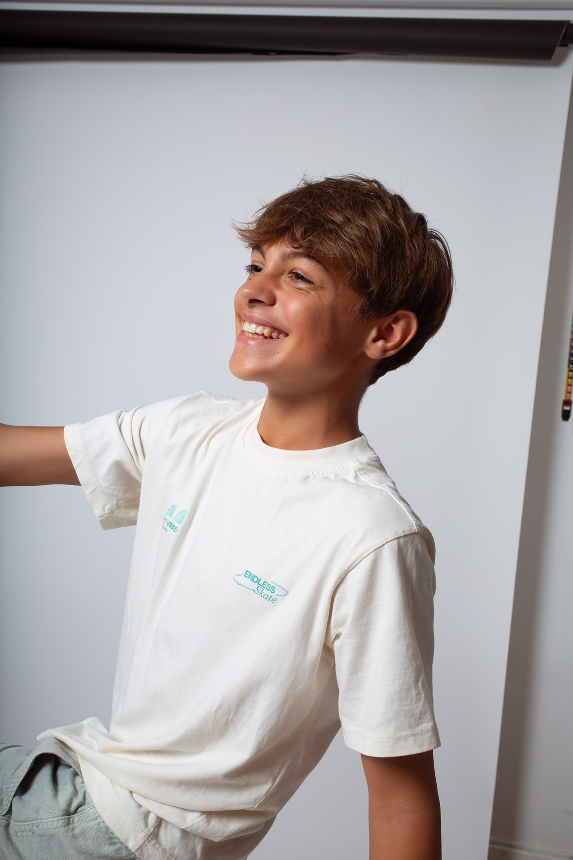 modelos-infantiles-moda-sesion-test- valencia-2025-16 niño modelo infantil posando de forma natural y profesional en estudio fotográfico