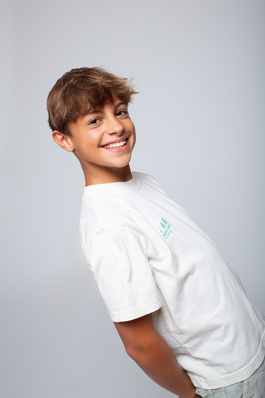 modelos-infantiles-moda-sesion-test- valencia-2025-2 niño modelo infantil posando de forma natural y profesional en estudio fotográfico