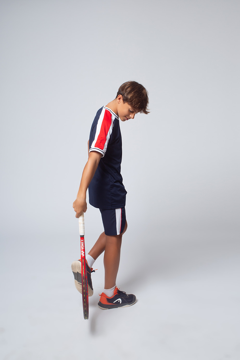 modelos-infantiles-moda-sesion-test- valencia-2025-3 niño modelo infantil posando de forma natural y profesional en estudio fotográfico