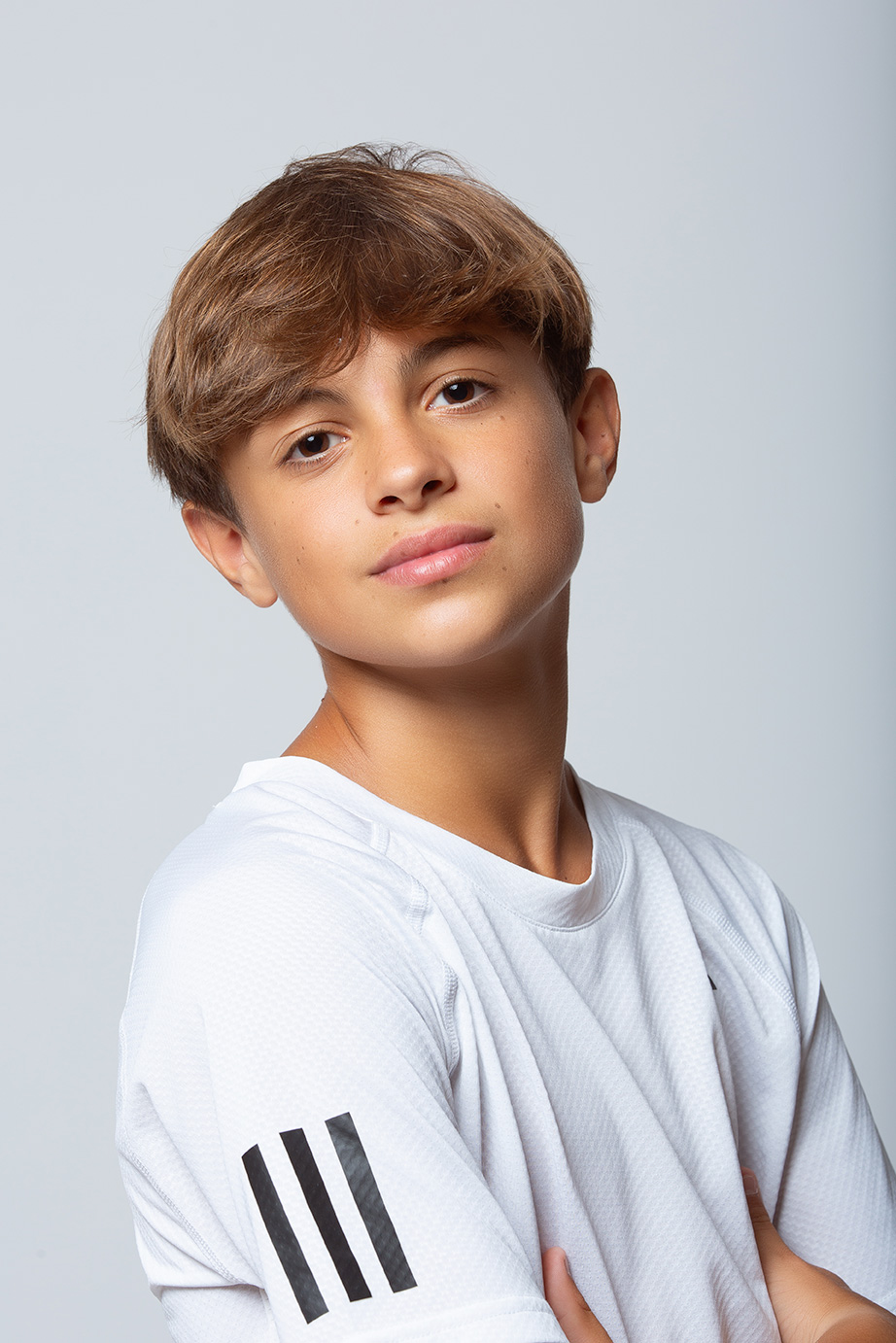 modelos-infantiles-moda-sesion-test- valencia-2025-4 niño modelo infantil posando de forma natural y profesional en estudio fotográfico