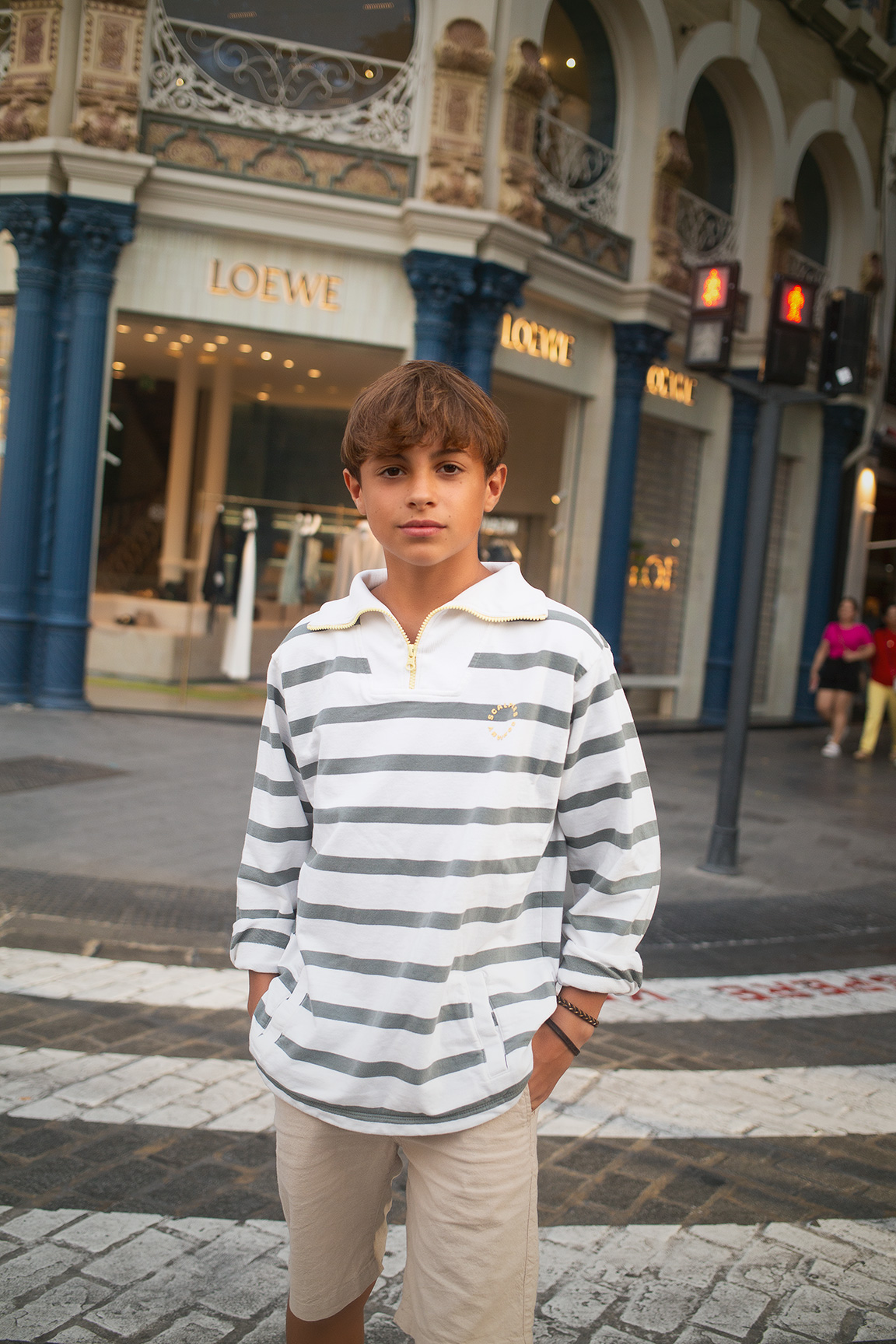 modelos-infantiles-moda-sesion-test- valencia-2026-20 niño modelo infantil posando de forma natural y profesional en una editorial de moda en la calle