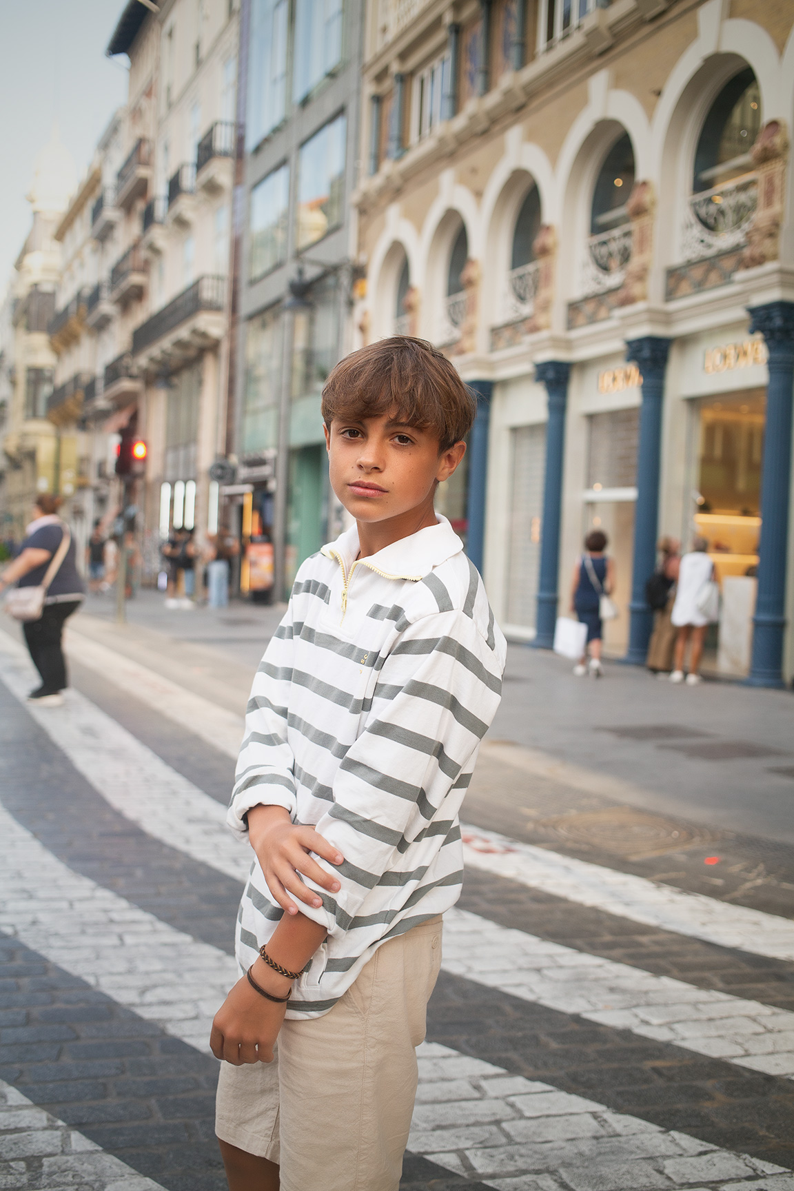 niño modelo infantil posando de forma natural y profesional en una editorial de moda en la calle