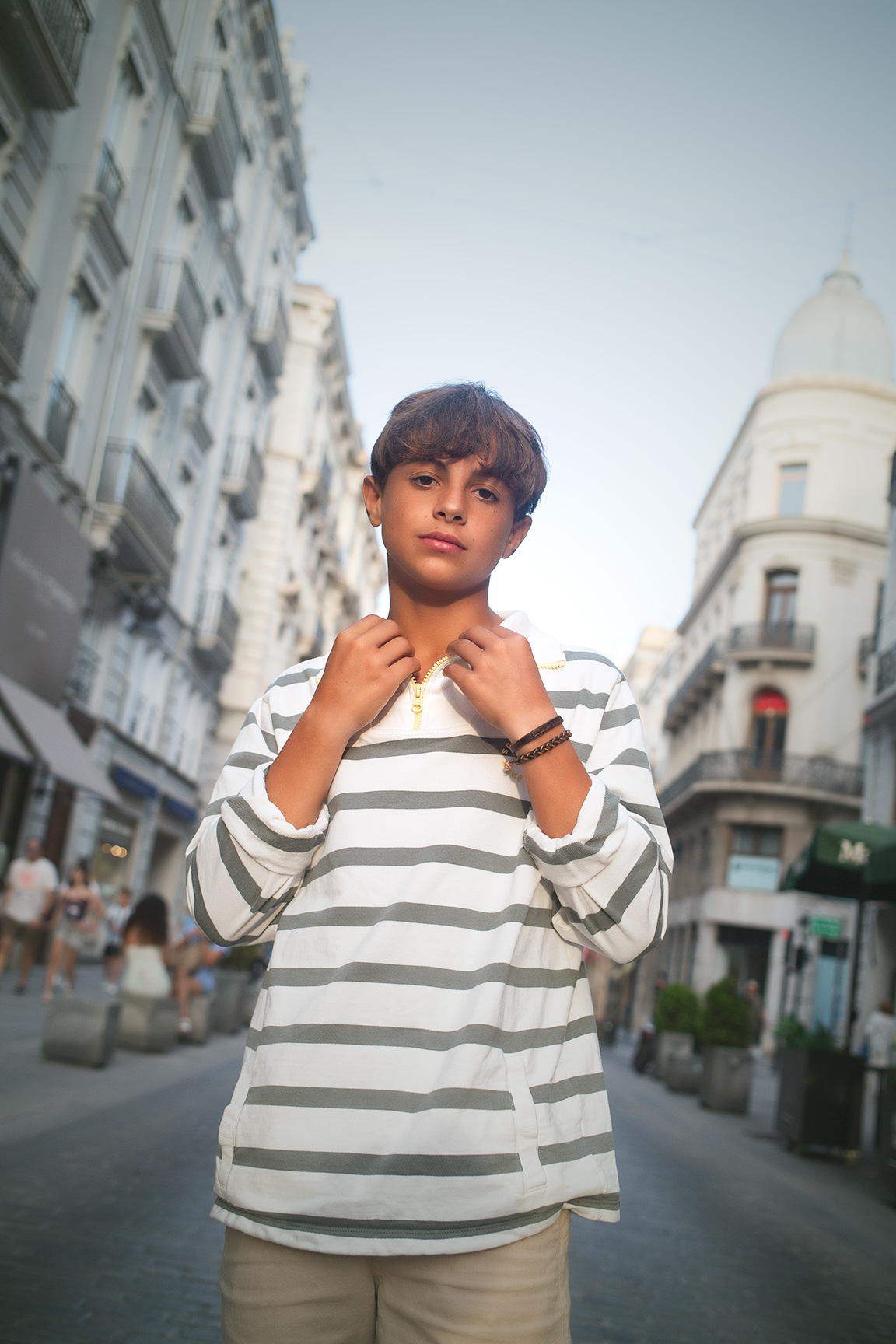 modelos-infantiles-moda-sesion-test- valencia-2026-25 niño modelo infantil posando de forma natural y profesional en una editorial de moda en la calle