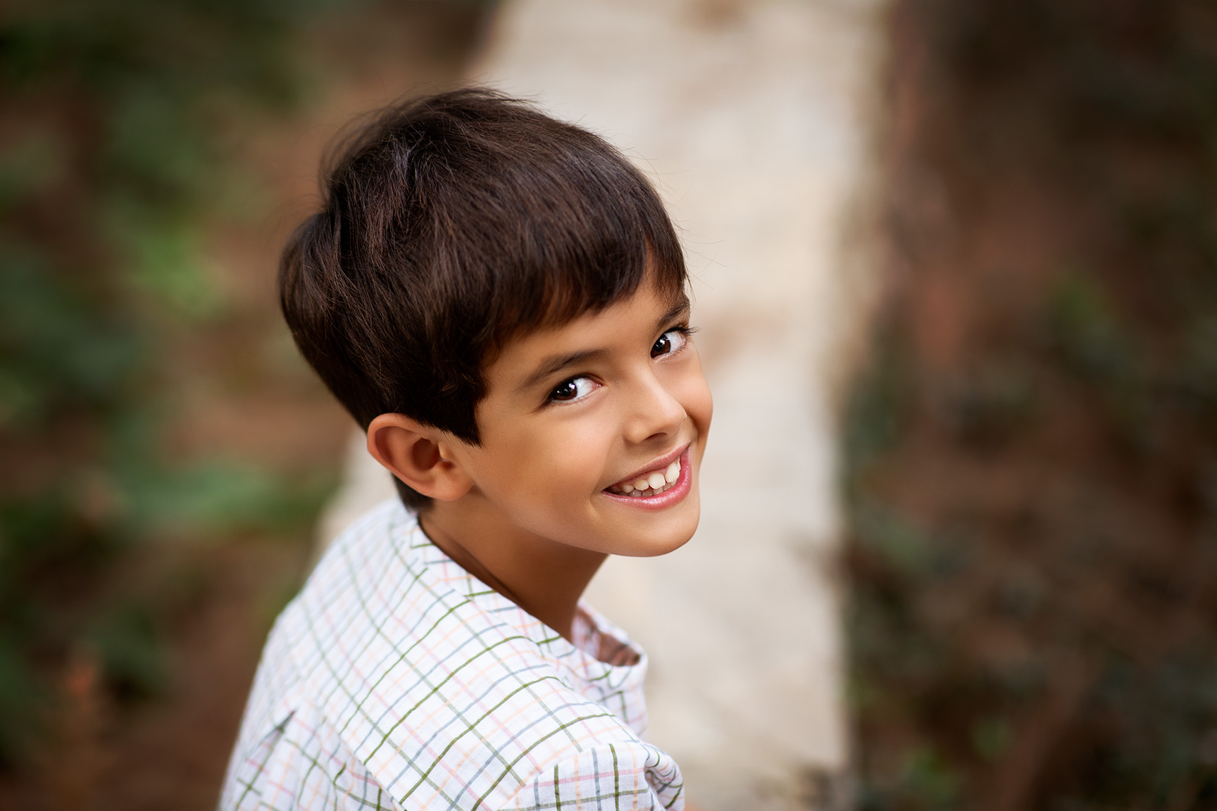 retrato de niño en una sesion de fotos al aire libre en valencia