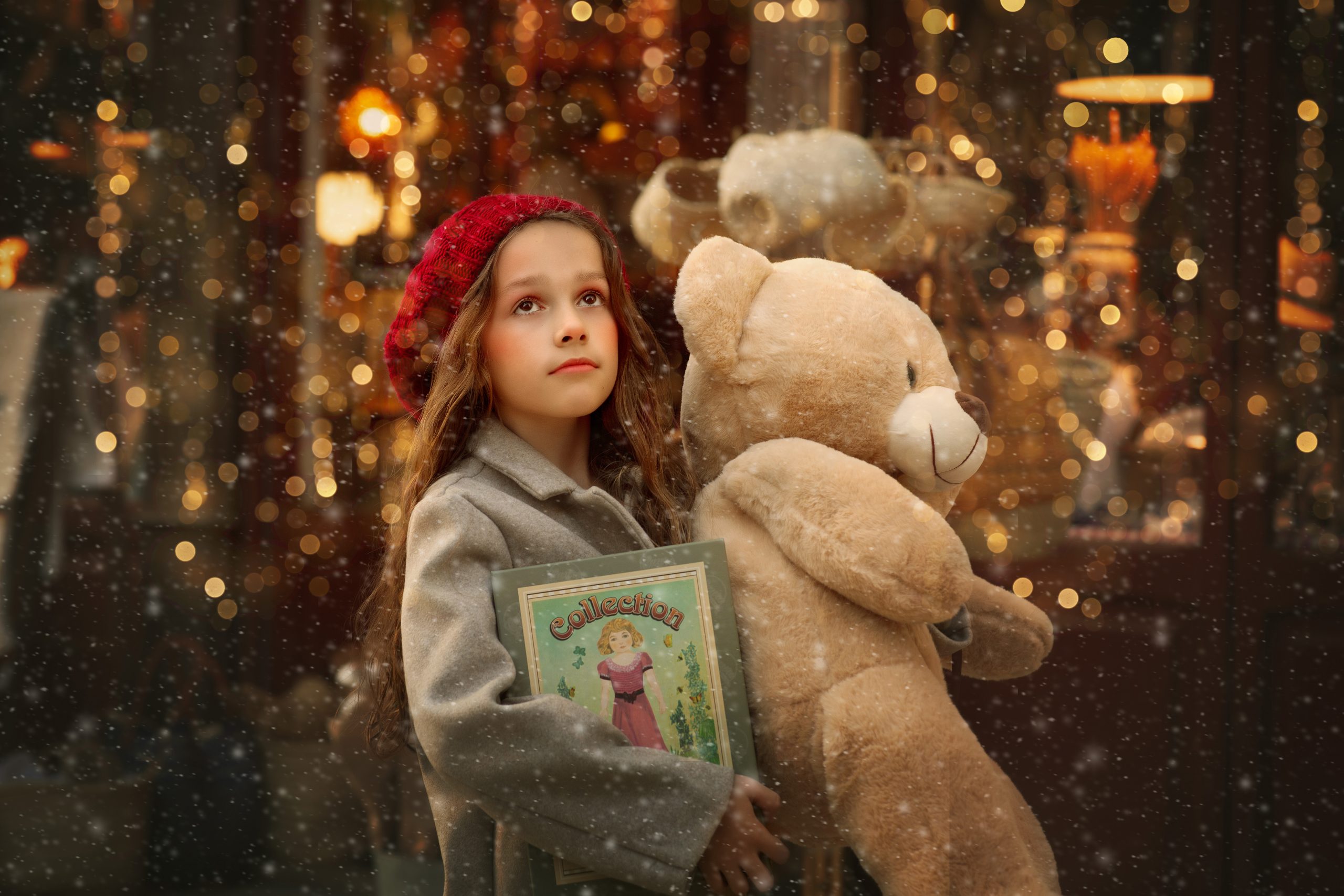 sesion-de-fotos-navidad-en-valencia-para-niños-6 niña en valencia en una foto de navidad con nieve y luces abrazando un oso gigante de peluche