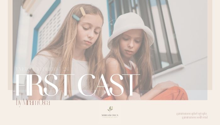 niño en la naturaleza con un mono marron con tirantes