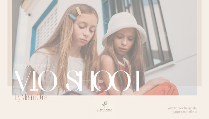 niño en la naturaleza con un mono marron con tirantes