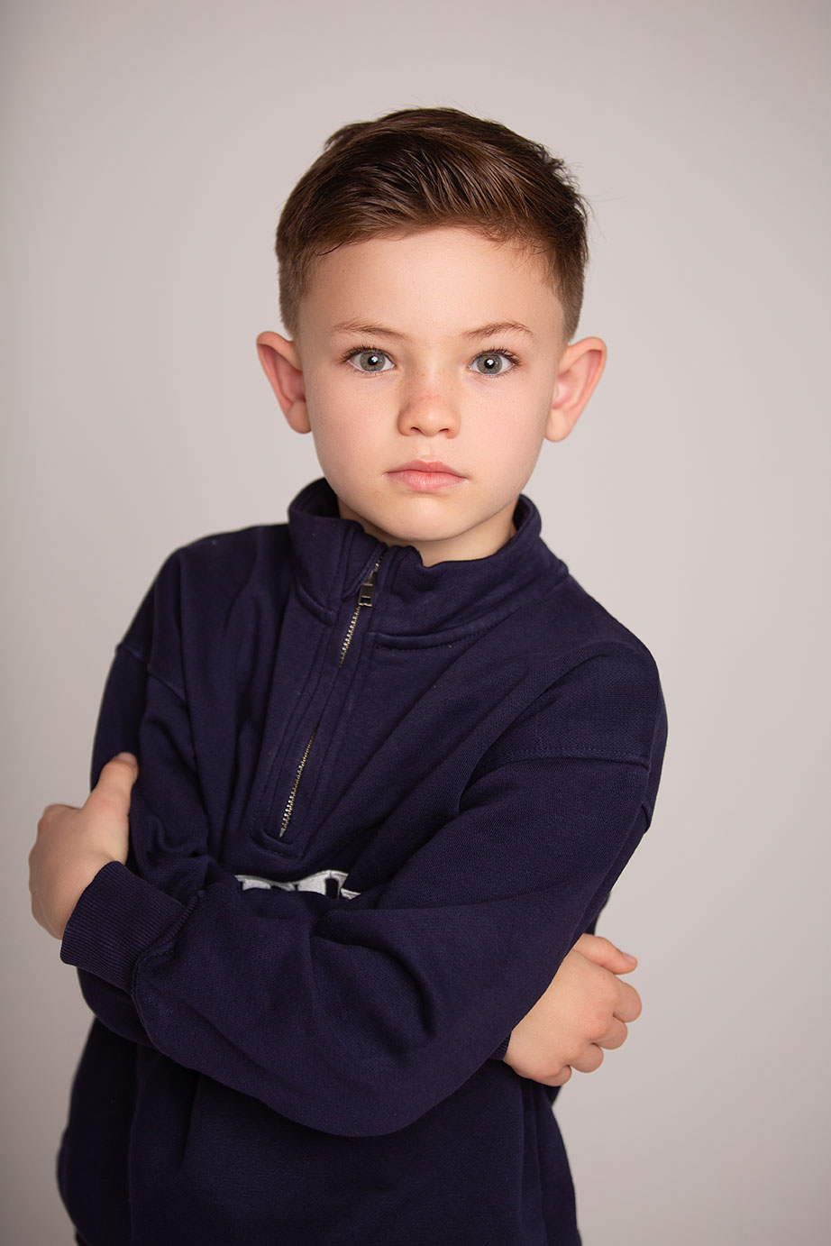 niño modelo infantil posando de forma natural y profesional en estudio fotográfico
