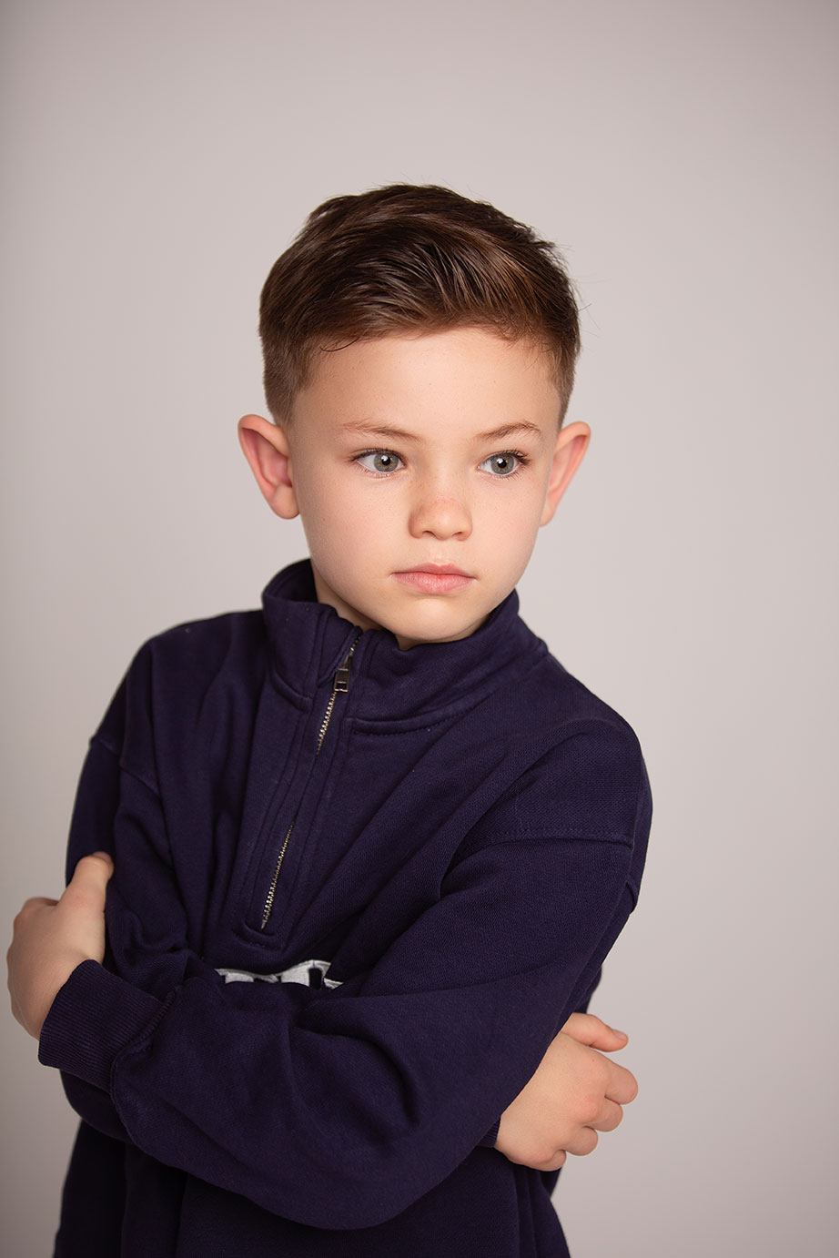 niño modelo infantil posando de forma natural y profesional en estudio fotográfico