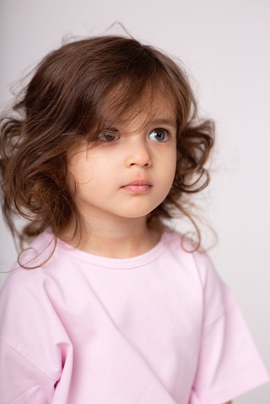 niño modelo infantil posando de forma natural y profesional en estudio fotográfico