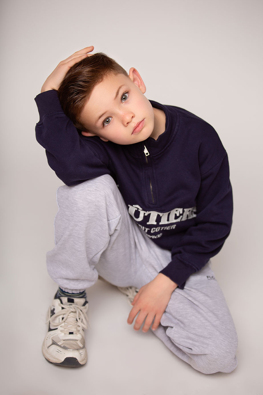 niño modelo infantil posando de forma natural y profesional en estudio fotográfico