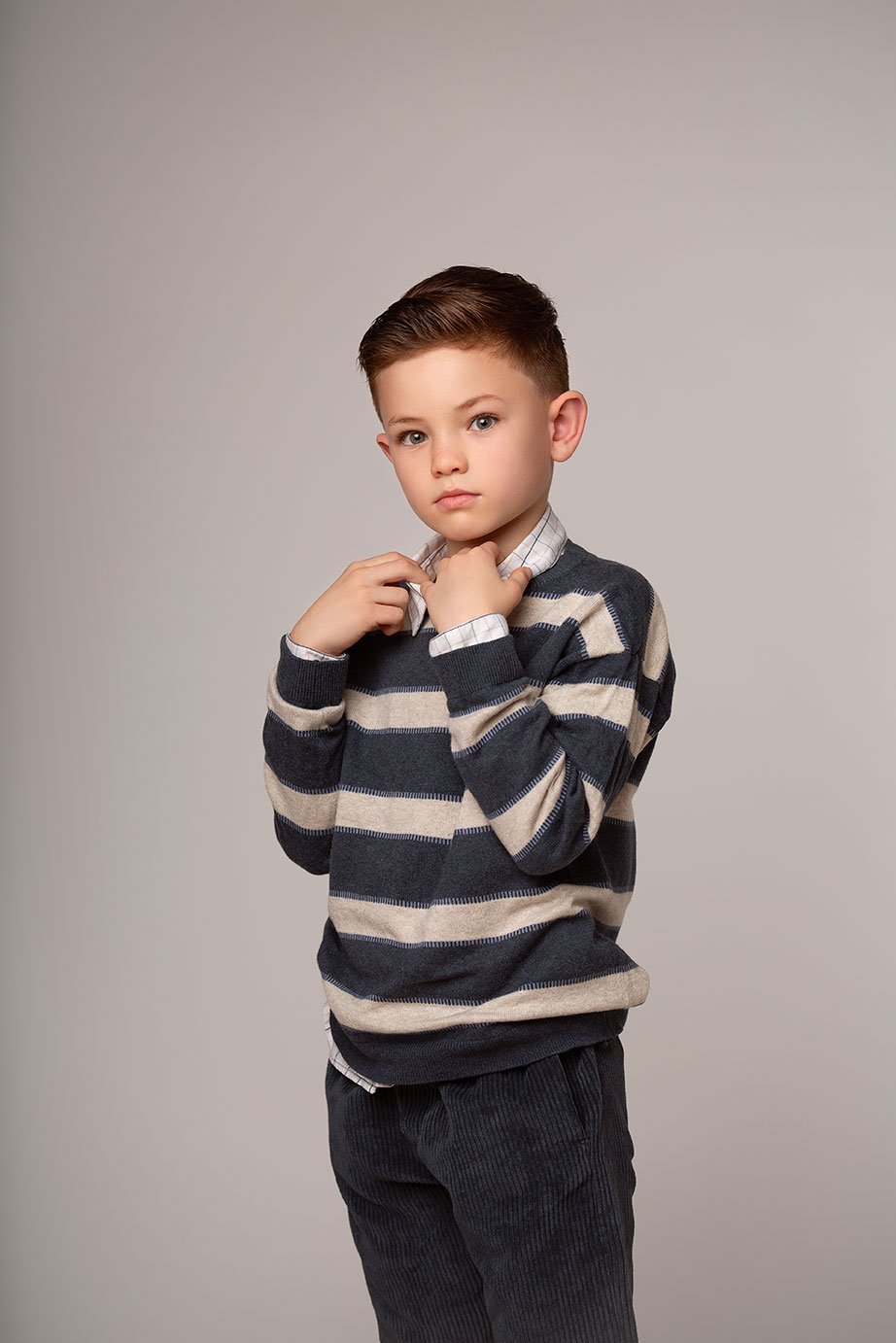 niño modelo infantil posando de forma natural y profesional en estudio fotográfico