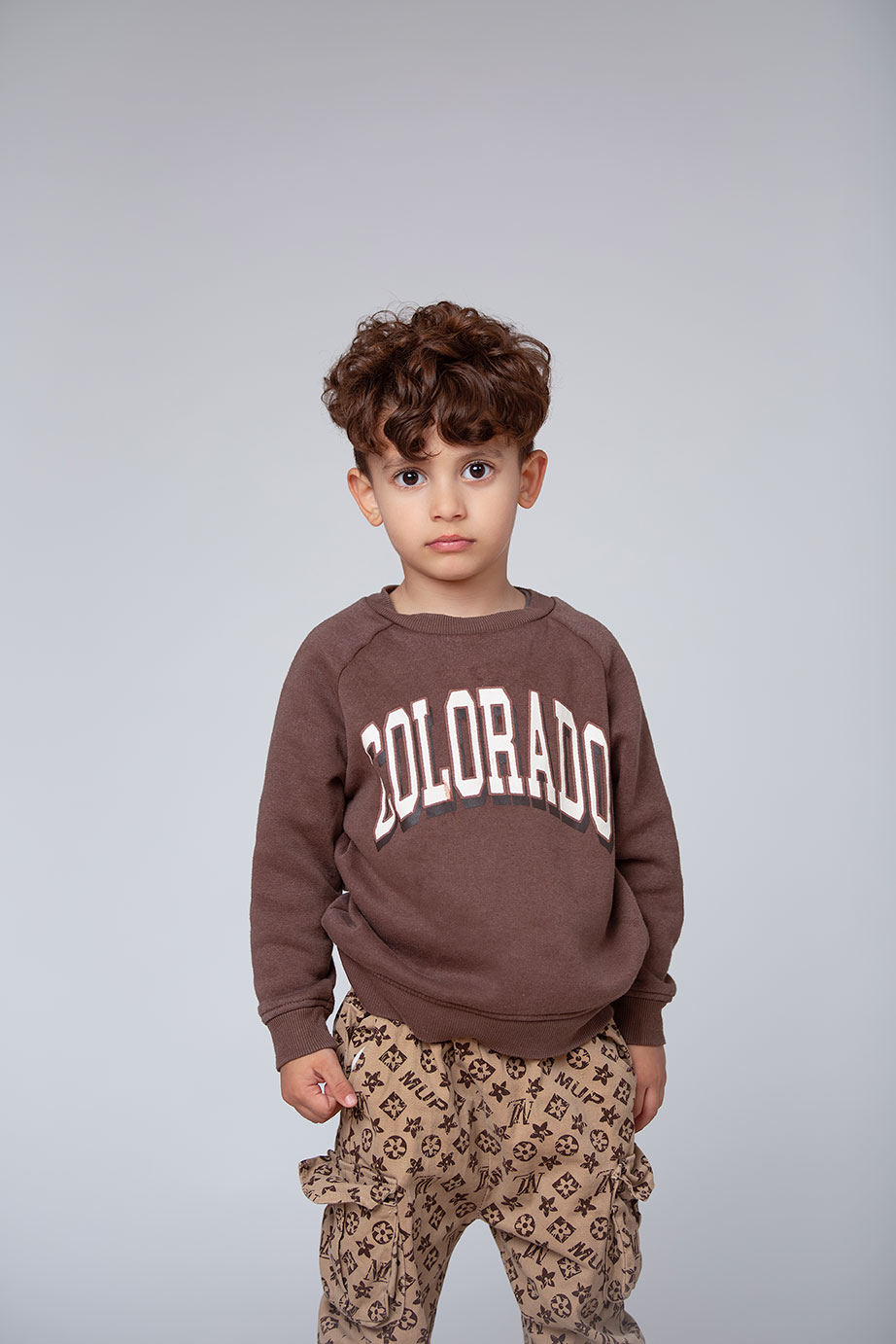 niño modelo infantil posando de forma natural y profesional en estudio fotográfico