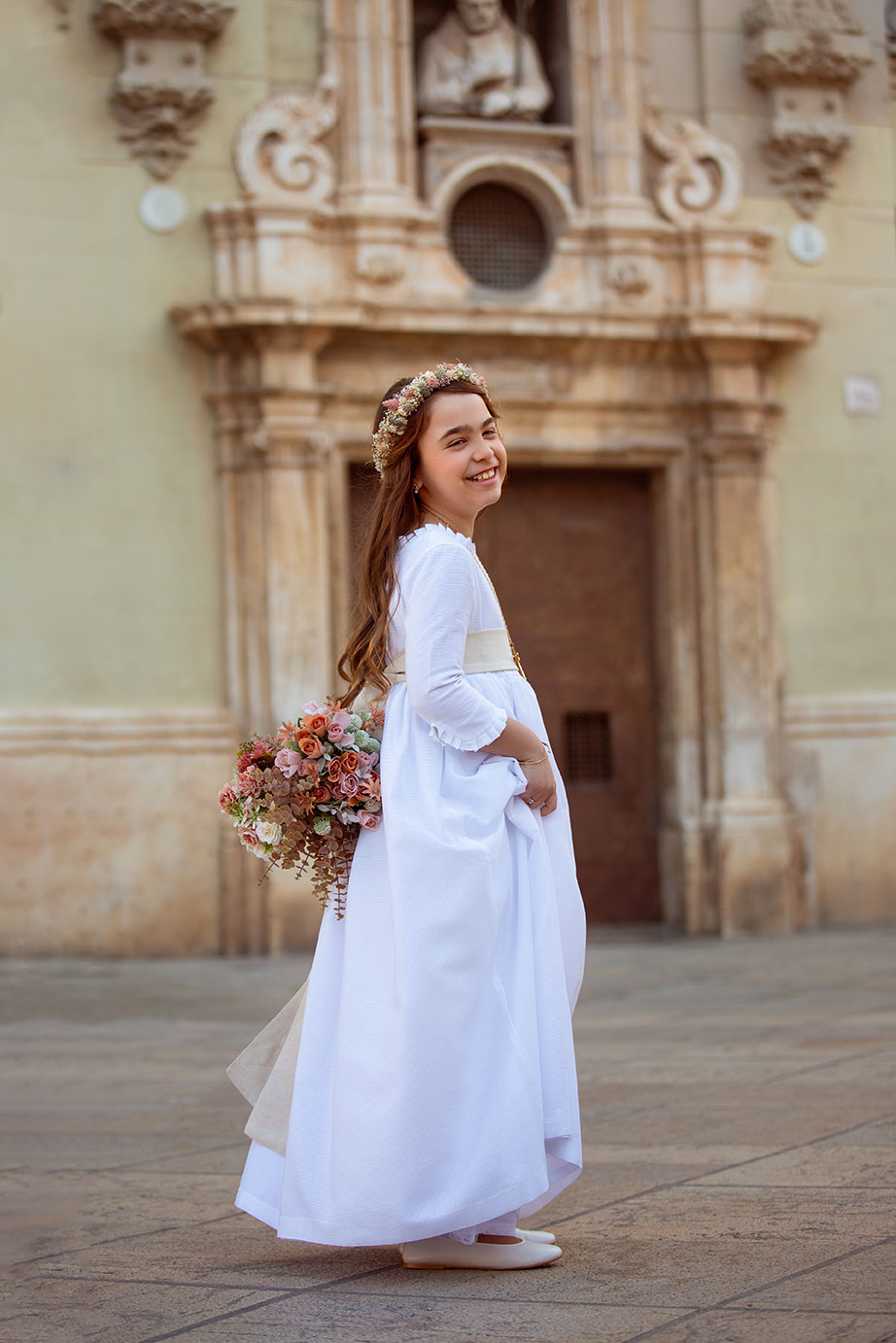 retrato de niña en su sesion de comunion en Valencia en la plaza de la almoina