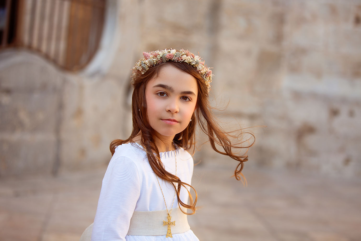 retrato de niña en su sesion de comunion en Valencia en la puerta de la catedral