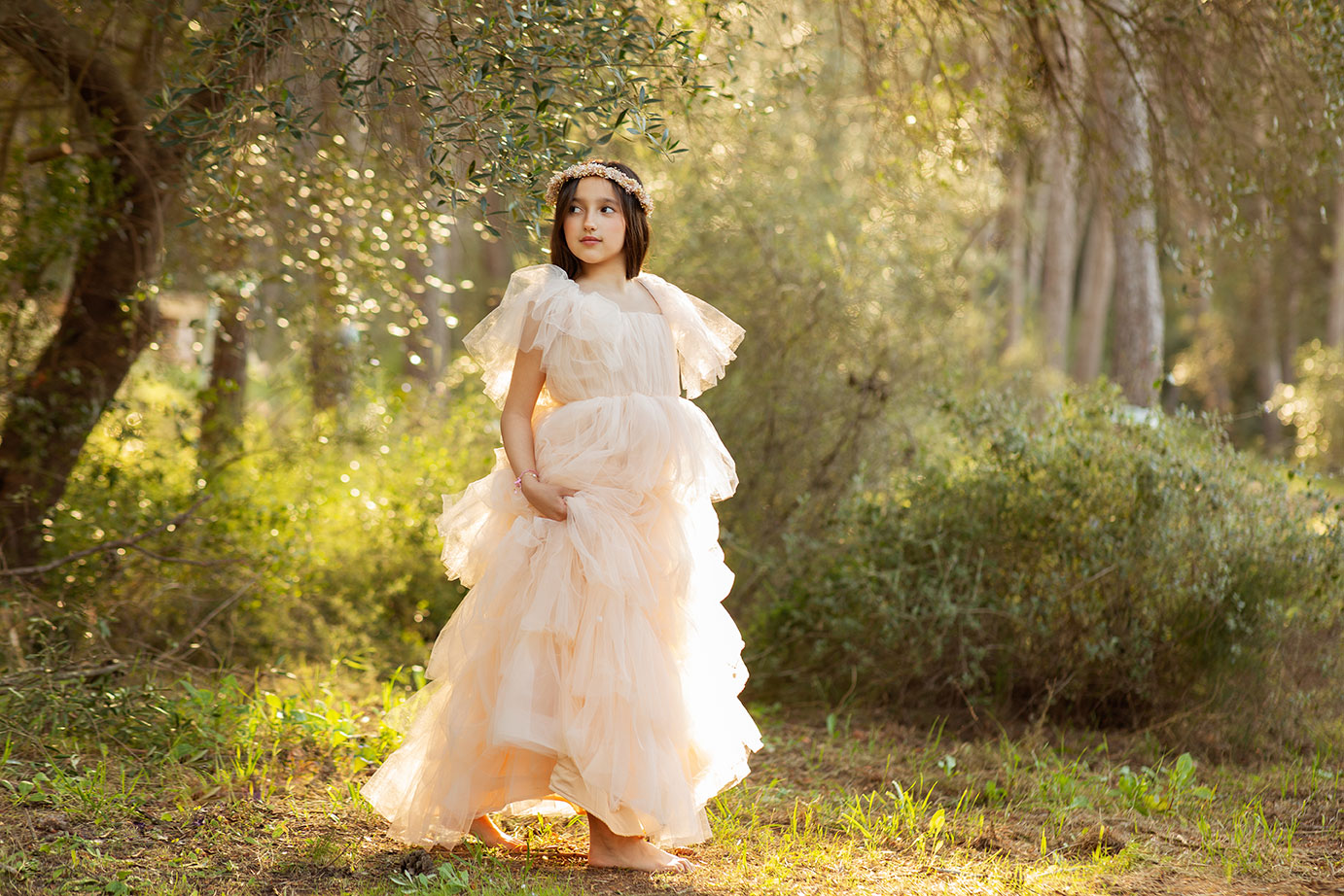 niña en su sesion de comunion en Valencia rodeada de naturaleza. fotografia de miriam osca