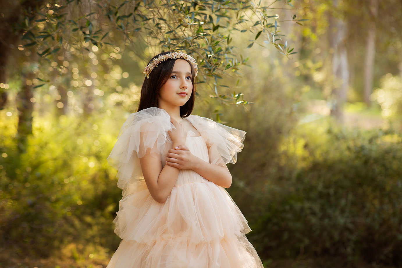 niña en su sesion de comunion en Valencia rodeada de naturaleza. fotografia de miriam osca