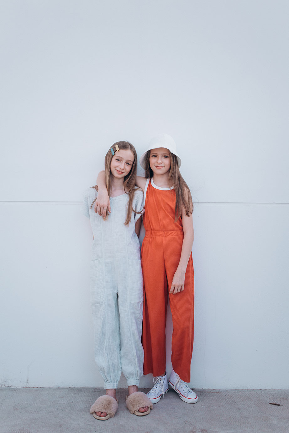 Sesión de fotografía de moda infantil en exterior en Valencia