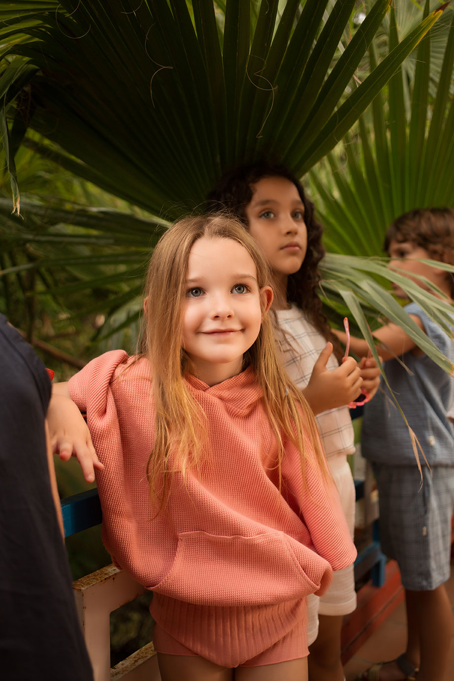 Sesión de fotografía de moda infantil en exterior en Valencia