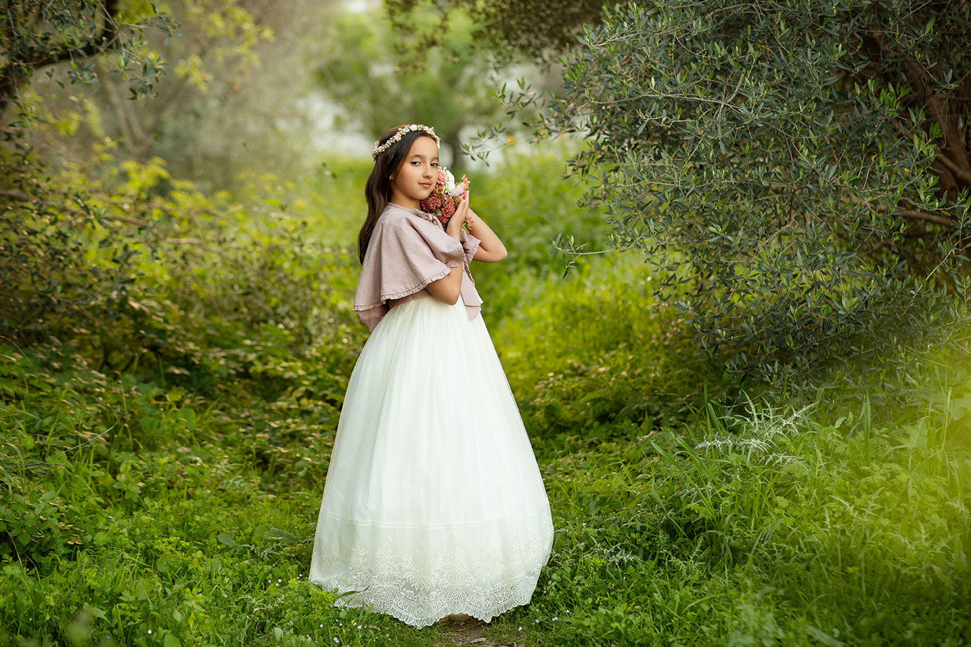niña en su sesion de comunion en Valencia rodeada de naturaleza. fotografia de miriam osca