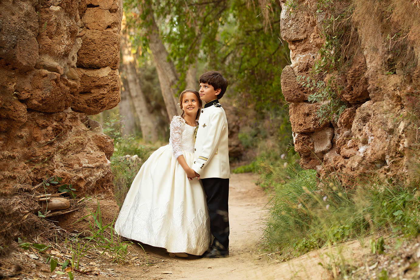 niños en su sesion de comunion en Valencia rodeados de naturaleza. fotografia de miriam osca