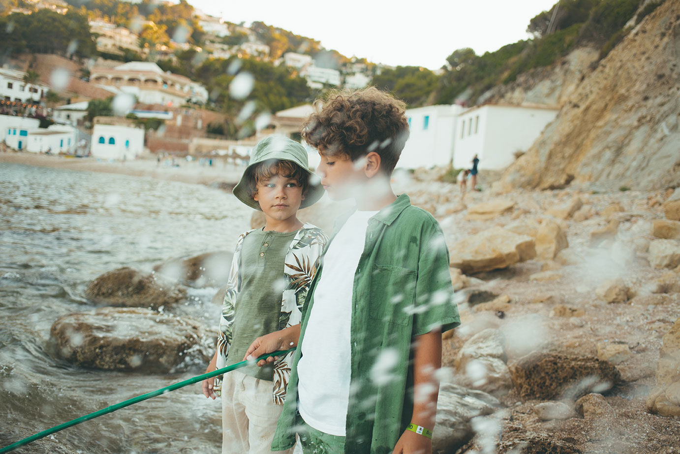 Sesión de fotografía de moda infantil en exterior en Valencia