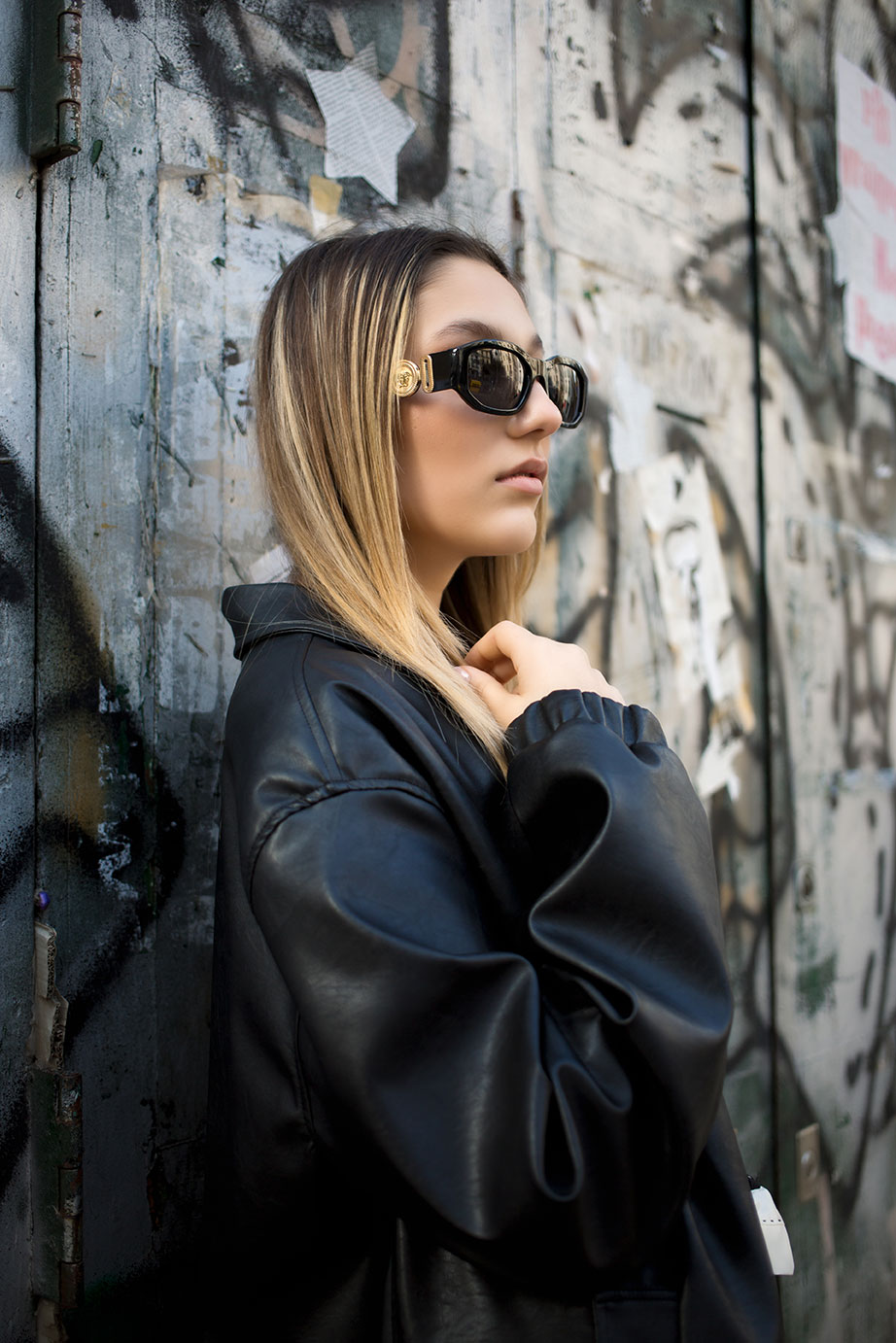 Modelo posando en una sesión de fotografía de moda en Valencia
