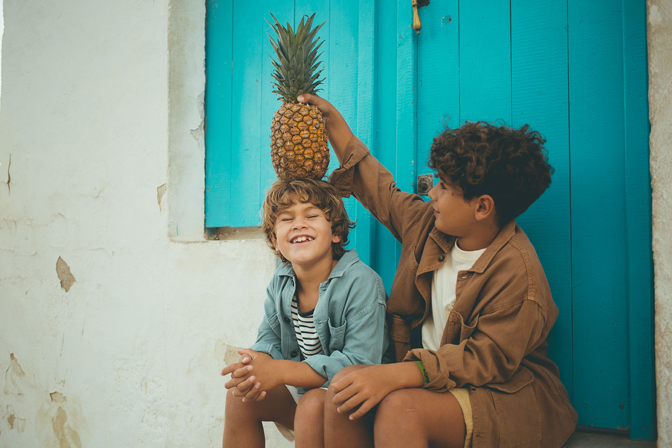 Sesión de fotografía de moda infantil en exterior en Valencia