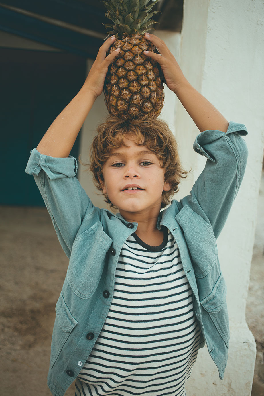 Sesión de fotografía de moda infantil en exterior en Valencia