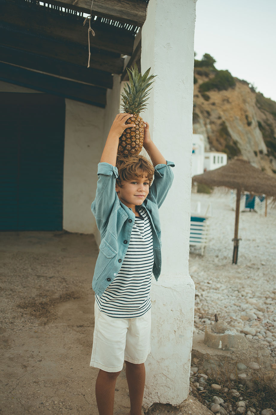 Sesión de fotografía de moda infantil en exterior en Valencia