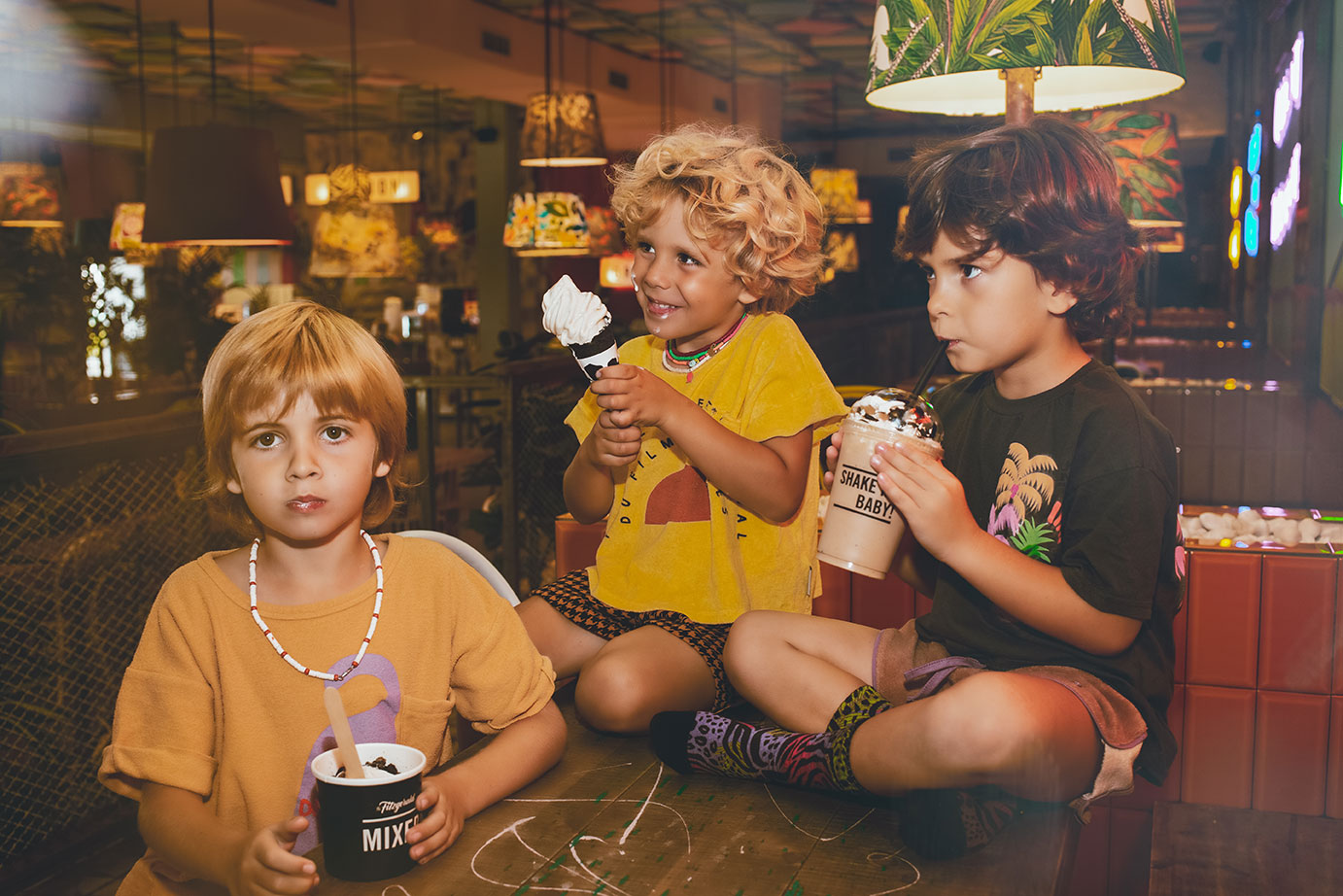 Sesión de fotografía de moda infantil en exterior en Valencia